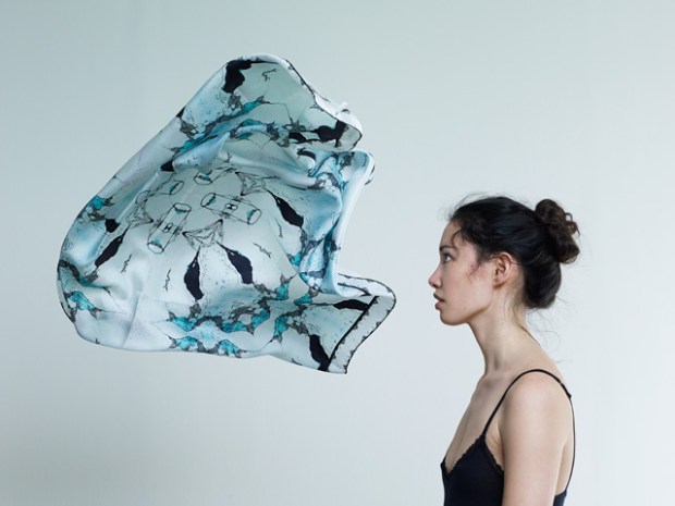 Carré de soie par la graphiste Claire Nast