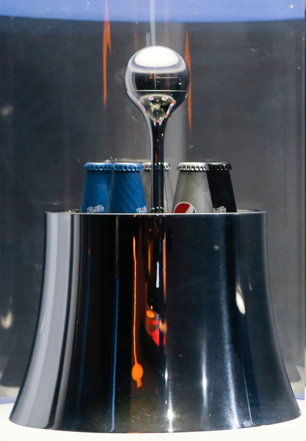 Inspirationsgraphiques-Mix-It-Up-Milan-design-week-bar-Pepsico-bouteilles-aluminium-Ora-Ito-Heineken-premium-designer-Karim-Rashid-06