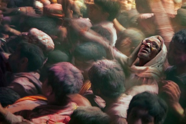 Claudio Ceriali/ National Geographic Travel Photographer of the Year Contest. Holi festival. Mathura et Vrindavan, Inde