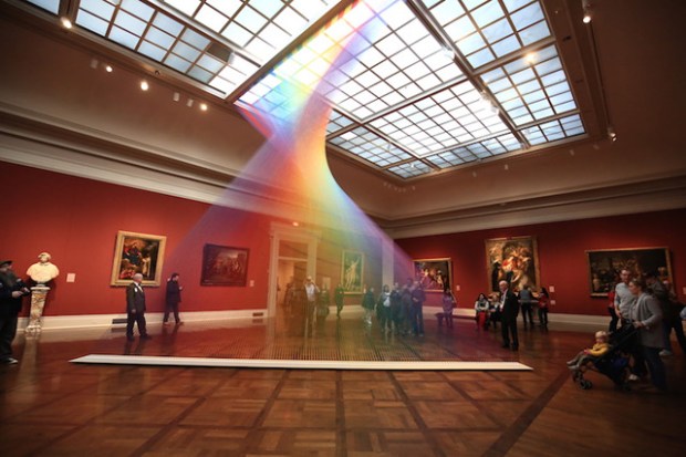 inspirationsgraphiques-toledo-museum-of-art-artiste-gabriel-dawe-installation-fil-broder-multicolore-arc-en-ciel-plexus-no35-01