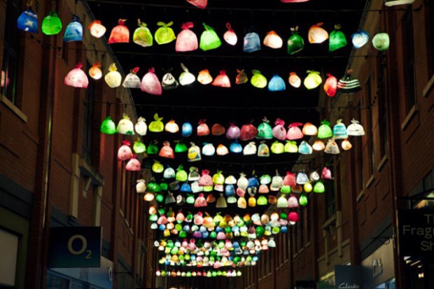 Installation par le collectif Luzinterruptus