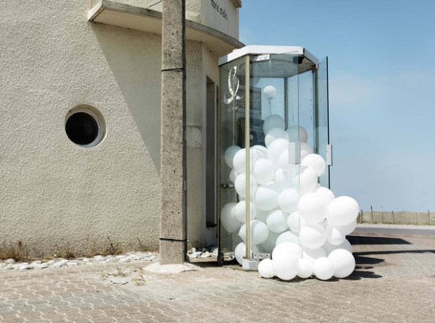 inspirationsgraphiques-paysage-photographe-charles-petillon-ballons-exposition-galerie-magda-danysz-installation-monumentale-photographies-invasions-03