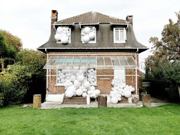 inspirationsgraphiques-paysage-photographe-charles-petillon-ballons-exposition-galerie-magda-danysz-installation-monumentale-photographies-invasions-04