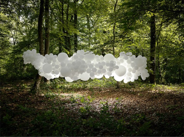 inspirationsgraphiques-paysage-photographe-charles-petillon-ballons-exposition-galerie-magda-danysz-installation-monumentale-photographies-invasions-07
