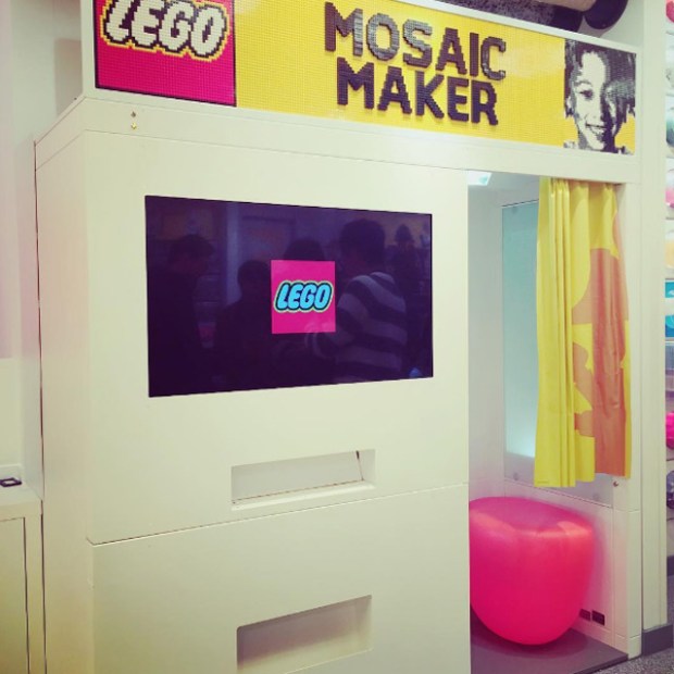 inspirationsgraphiques-photo-pixel-pixelart-londres-lego-store-mozaic-maker-cabine-photomaton-photo-pieces-portrait-02