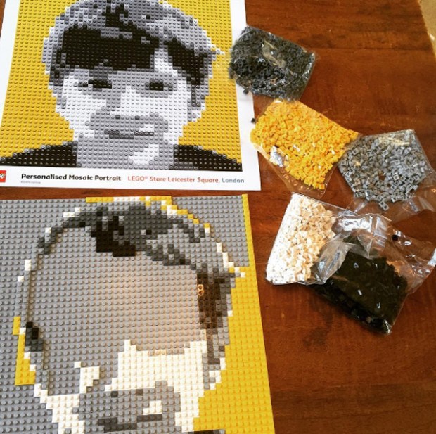 inspirationsgraphiques-photo-pixel-pixelart-londres-lego-store-mozaic-maker-cabine-photomaton-photo-pieces-portrait-03