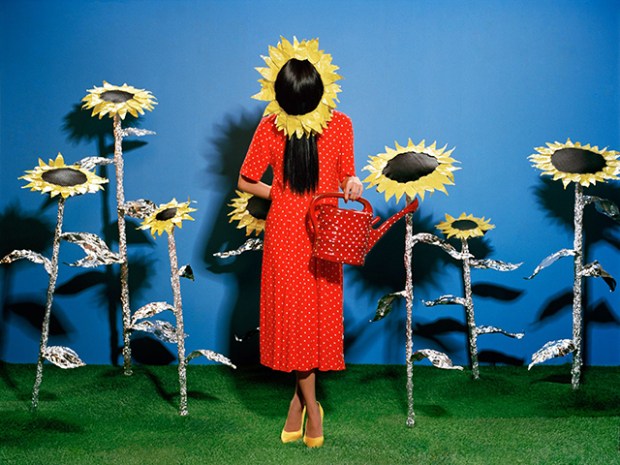 Inspirationsgraphiques-Photo-portraits-Kuzma-Vostrikov-Ajuan-Song-photographie-peintres-classiques-Magritte-Van-Gogh-Picasso-Dali-Kusama-02