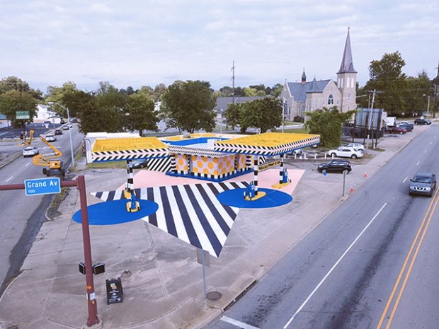 Inspirationsgraphiques-Camille-Walala-Creative-House-Justkids-station-service-oeuvre-monumentale-graphique-Fresque-streetart-Walalapumpgo-style-pop-art-applique-02