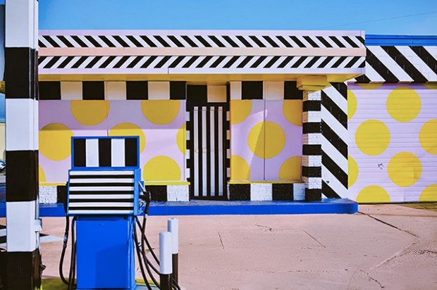 Inspirationsgraphiques-Camille-Walala-Creative-House-Justkids-station-service-oeuvre-monumentale-graphique-Fresque-streetart-Walalapumpgo-style-pop-art-applique-03